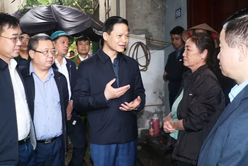 Lãnh đạo tỉnh và thành phố Bắc Ninh thăm hỏi, động viên người dân sinh sống tại khu vực bị sụt lún, sạt lở.