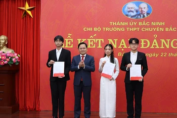 Bí thư Tỉnh ủy Bắc Ninh trao Quyết định kết nạp Đảng cho 3 đồng chí đảng viên mới.