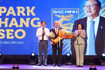 Các đồng chí lãnh đạo tỉnh Bắc Ninh tặng hoa, chúc mừng ông Park Hang-seo với vai trò cố vấn cấp cao của đội bóng Bắc Ninh FC