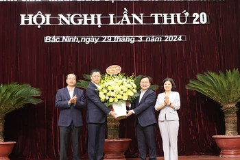 Các đồng chí Thường trực Tỉnh ủy Bắc Ninh tặng hoa chúc mừng đồng chí Trần Huy Phương nhận nhiệm vụ mới.