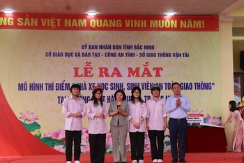 Lãnh đạo tỉnh Bắc Ninh, Sở Giáo dục và Đào tạo tặng mũ bảo hiểm cho học sinh.