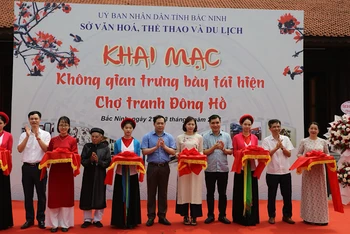 Các đại biểu cắt băng Khai mạc không gian trưng bày tái hiện chợ tranh Đông Hồ.