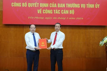 Đồng chí Nguyễn Quốc Chung, Phó Bí thư Thường trực Tỉnh ủy trao Quyết định điều động đồng chí Hoàng Bá Huy về Huyện ủy Yên Phong.