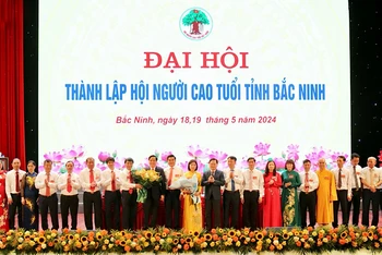 Lãnh đạo Hội Người cao tuổi Việt Nam và tỉnh Bắc Ninh tặng hoa chúc mừng Ban chấp hành Hội Người cao tuổi Bắc Ninh.