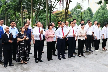 Đoàn đại biểu tỉnh Bắc Ninh thành kính dâng hương trước Tượng đài đồng chí Hoàng Quốc Việt.