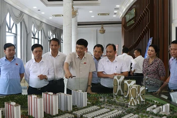 Đoàn Giám sát thăm mô hình nhà ở xã hội tại huyện Yên Phong.