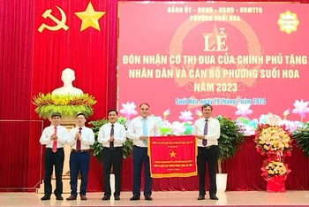 Đảng bộ, chính quyền và nhân dân phường Suối Hoa vinh dự đón nhận Cờ Thi đua của Chính phủ.