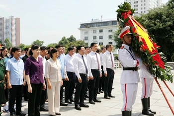 Các đồng chí lãnh đạo tỉnh Bắc Ninh dâng hương tưởng niệm các anh hùng liệt sĩ.