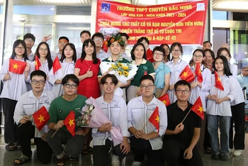 Nguyễn Hữu Tiến Hưng trong vòng tay gia đình, thầy cô và bạn bè sau kỳ thi Olympic Hóa học quốc tế 2024.