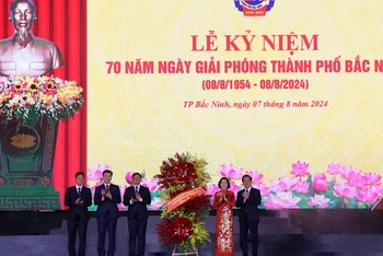 Phó Chủ tịch Quốc hội tặng hoa chúc mừng kỷ niệm 70 năm ngày Giải phóng thành phố Bắc Ninh.