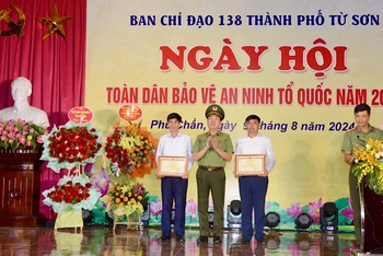 Thượng tướng Trần Quốc Tỏ trao Bằng khen tặng các tập thể, cá nhân có thành tích tiêu biểu trong phong trào toàn dân bảo vệ an ninh Tổ quốc.