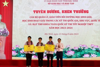 Đồng chí Bí thư Tỉnh ủy Bắc Ninh Nguyễn Anh Tuấn chúc mừng, trao thưởng tặng 3 học sinh đoạt giải quốc tế và khu vực.