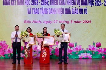 Thừa ủy quyền của Chủ tịch nước, đồng chí Bí thư Tỉnh ủy Bắc Ninh Nguyễn Anh Tuấn chúc mừng, trao danh hiệu Nhà giáo ưu tú tới ba thầy cô được vinh danh.