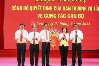 Các đồng chí lãnh đạo tỉnh tặng hoa chúc mừng đồng chí Lưu Đình Thực, tân Bí thư Thành ủy Từ Sơn.