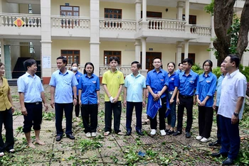 Sáng 9/9, Phó Chủ tịch Ủy ban nhân dân tỉnh Bắc Ninh Lê Xuân Lợi (thứ 3 từ trái sang) kiểm tra công tác khắc phục hậu quả sau bão tại Trường trung học phổ thông Hàn Thuyên, thành phố Bắc Ninh.