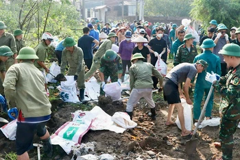 Các lực lượng của Bắc Ninh chung sức, đồng lòng khắc phục sự cố tại tuyến đê Ngũ Huyện Khê (xã Dục Tú, huyện Đông Anh, thành phố Hà Nội) tiếp giáp phường Châu Khê, thành phố Từ Sơn.