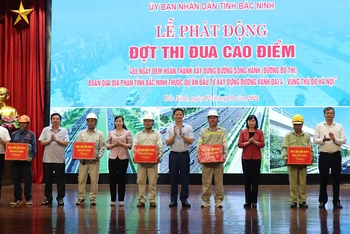 Lãnh đạo tỉnh Bắc Ninh tặng quà, động viên các đơn vị thi công.