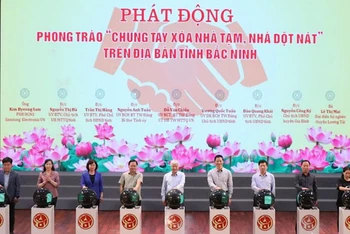 Các đại biểu nhấn nút phát động phong trào "Chung tay xóa nhà tạm, nhà dột nát" trên địa bàn tỉnh Bắc Ninh.