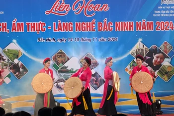 100 gian hàng của 18 địa phương đã tham gia Liên hoan Du lịch, Ẩm thực-Làng nghề Bắc Ninh năm 2024.