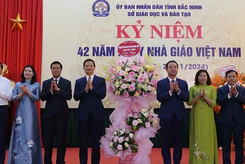 Lãnh đạo tỉnh Bắc Ninh tặng hoa chúc mừng kỷ niệm 42 năm ngày Nhà giáo Việt Nam.