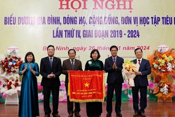 Hội Khuyến học tỉnh Bắc Ninh vinh dự đón nhận Cờ Thi đua của Chính phủ.