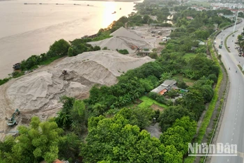 Bến cát không phép nằm giữa trung tâm thành phố Việt Trì.