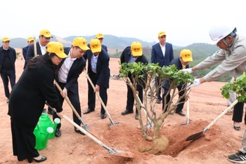 Chủ tịch Ủy ban nhân dân tỉnh Phú Thọ Bùi Văn Quang và Chủ tịch Tập đoàn T&T Group Đỗ Quang Hiển cùng các đại biểu trồng cây tại dự án sân golf Tam Nông.
