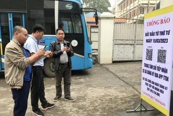 Người dân đăng ký đăng kiểm online tại trung tâm đăng kiểm xe cơ giới tại tỉnh Phú Thọ. (Ảnh: CTV)