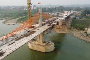 Cầu Vĩnh Phú bắc qua sông Lô nối hai tỉnh Phú Thọ và Vĩnh Phúc đang được gấp rút thi công, đảm bảo hoàn thành trong năm nay.