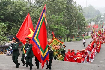 Đoàn đại biểu thành phố Việt Trì hành lễ lên Đền Thượng.