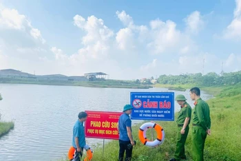 Công an huyện Cẩm Khê phối hợp các xã, thị trấn cắm biển cảnh báo và đặt phao cứu hộ tại những nơi có nguy cơ xảy ra đuối nước.