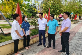 Lãnh đạo tỉnh Phú Thọ thăm hỏi động viên các thí sinh tham dự kỳ thi tuyển vào lớp 10.