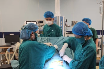 Các bác sĩ Bệnh viện Sản Nhi Phú Thọ mổ đẻ cho sản phụ mang tam thai hiếm gặp.