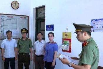 Cơ quan điều tra đọc lệnh bắt bị can để tạm giam đối với Nguyễn Tiến Lâm.
