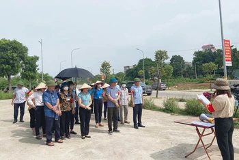 Lực lượng chức năng thành phố Việt Trì đọc quyết định tiến hành cưỡng chế kiểm đếm bắt buộc đối với ba hộ dân xã Trưng Vương.