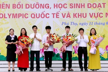 Lãnh đạo Sở Giáo dục và Đào tạo tỉnh Phú Thọ khen thưởng giáo viên và học sinh đoạt huy chương tại các kỳ thi quốc tế .