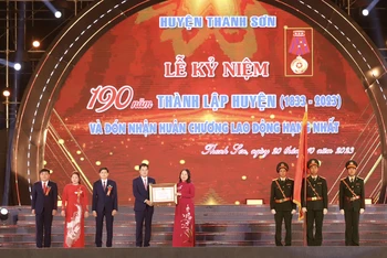 Phó Chủ tịch nước trao Huân chương Lao động hạng Nhất cho Đảng bộ, chính quyền và nhân dân huyện Thanh Sơn.