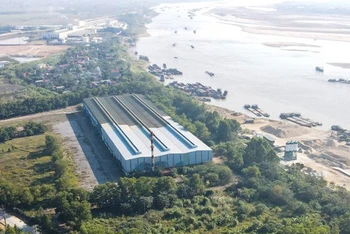 Nhà máy cán thép liên hoàn Sông Hồng được đầu tư nhiều năm nhưng vẫn chưa hoạt động gây lãng phí khiến người dân bức xúc.