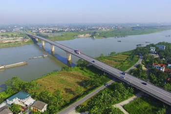 Cầu Vĩnh Phú bắc qua sông Lô nối hai tỉnh Phú Thọ và Vĩnh Phúc được hoàn thành đưa vào sử dụng góp phần phát triển kinh tế-xã hội của tỉnh.