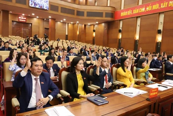 Các đại biểu Hội đồng nhân dân tỉnh Phú Thọ biểu quyết thông qua các Nghị quyết quan trọng.
