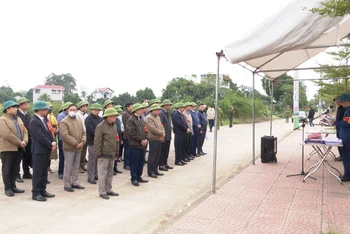 Các lực lượng chức năng huyện Thanh Thủy đọc quyết định cưỡng chế thu hồi đất của 7 hộ gia đình, cá nhân.