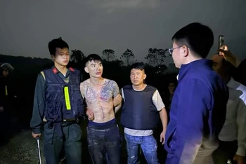 Đối tượng Lý Văn Vũ bị bắt giữ khi có hành vi dùng súng chống trả lực lượng Công an. (Ảnh: Công an Phú Thọ)