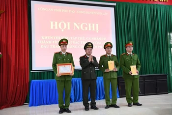 Phó Giám đốc Công an tỉnh Phú Thọ Nguyễn Hữu Phước tặng giấy khen cho tập thể cán bộ, chiến sĩ Công an huyện Yên Lập.