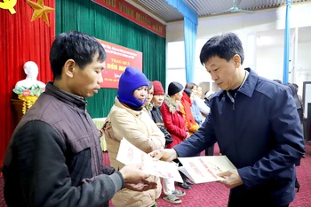 Lãnh đạo Báo Phú Thọ tặng quà Tết cho người nghèo, gia đình có hoàn cảnh khó khăn tại huyện Cẩm Khê.