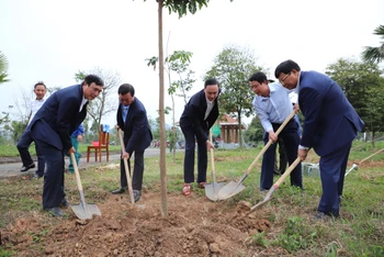 Các đồng chí lãnh đạo tỉnh Phú Thọ trồng cây hưởng ứng "Tết trồng cây đời đời nhớ ơn Bác Hồ".