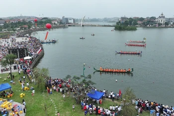 Hàng vạn người dân và du khách thập phương có mặt tại hồ Công viên Văn Lang từ rất sớm để chứng kiến sự tranh đua quyết liệt của các đội chải.