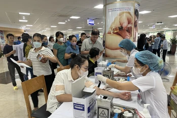 Cán bộ y tế thăm khám cho người lao động trên địa bàn thành phố Việt Trì.
