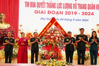 Thượng tướng Trịnh Văn Quyết tặng hoa chúc mừng đại hội.