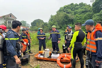 Cán bộ, chiến sĩ Công an tỉnh được trang bị nhiều thiết bị hiện đại để tiếp cận hiện trường.