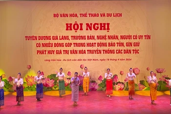 Biểu diễn nghệ thuật chào mừng Ngày Văn hóa các dân tộc Việt Nam.